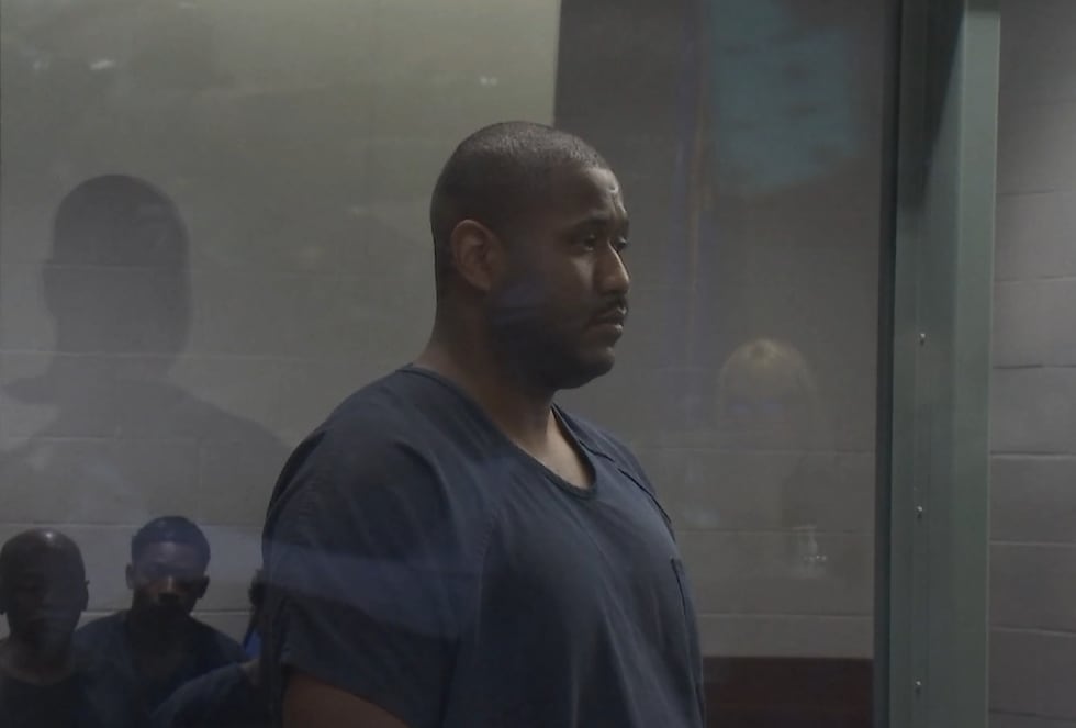 Juez de Las Vegas fija fianza para un subdirector acusado de abuso infantil.