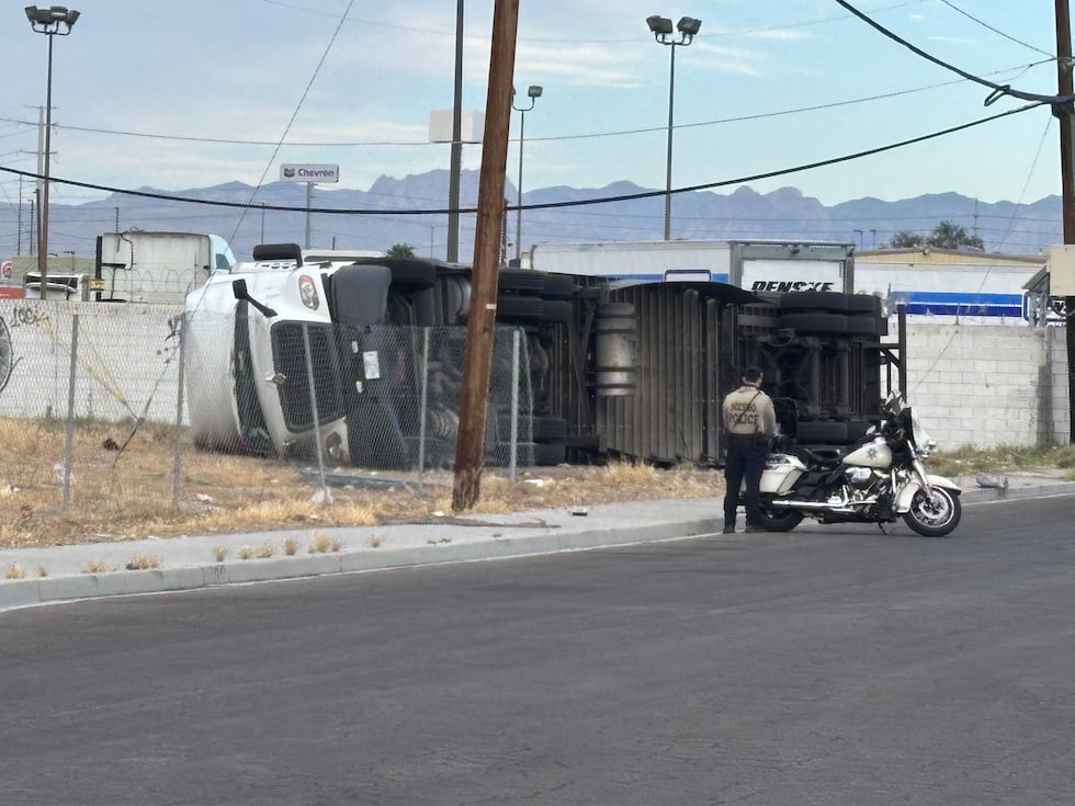 La policía de Las Vegas acudió a un camión semirremolque volcado y a su conductor atrapado...