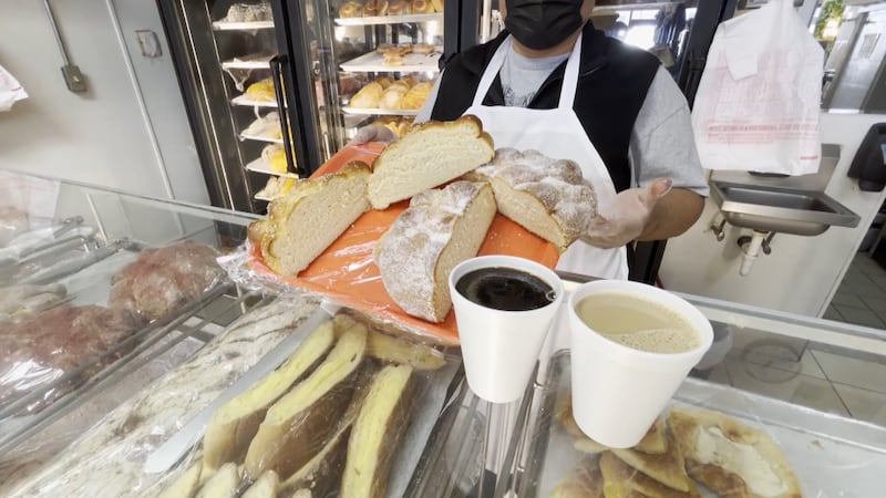 Se llama pan de muerto, y tradicionalmente los panes se colocan en altares para dar la...