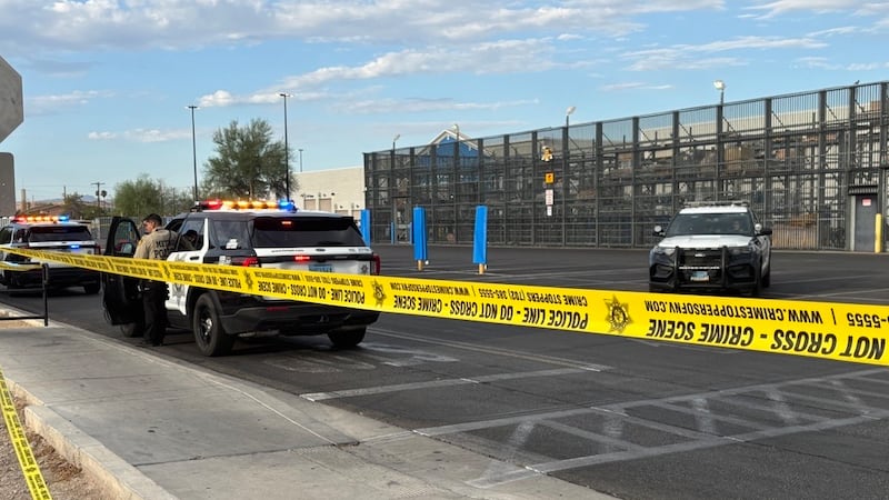 La policía de Las Vegas investiga un tiroteo en el que se vio involucrado un agente, ocurrido...