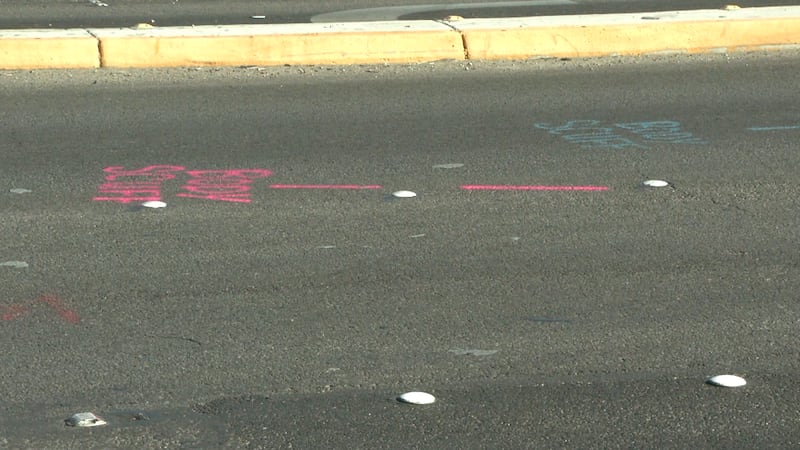 Un peatón murió y un motociclista resultó herido en un choque en el sur de Las Vegas.