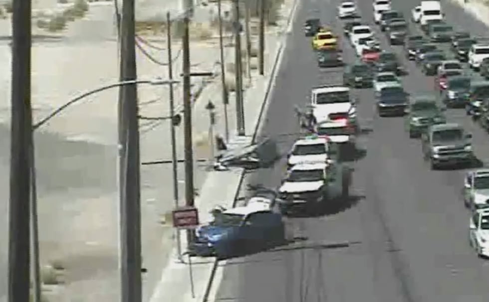 Las autoridades investigan un accidente con heridos cerca de Paradise Road y East Tropicana...
