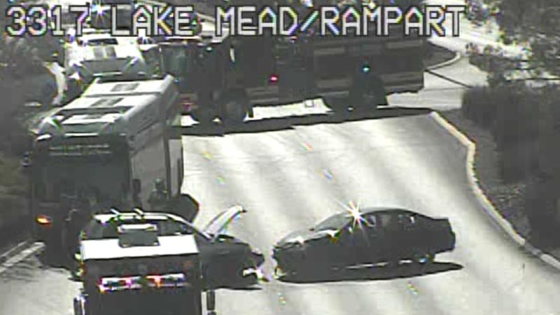 Las autoridades informan que todos los carriles en dirección norte de los bulevares Rampart y...