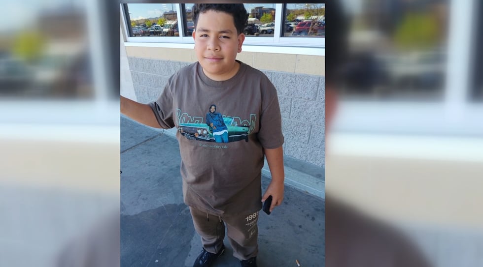 Un adolescente de Las Vegas fue inducido a un coma tras ser atropellado por un camión en un...