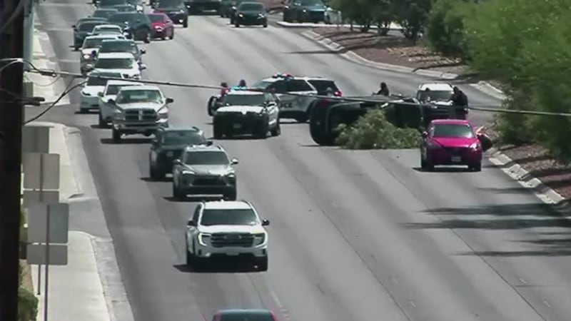 La policía de Las Vegas investiga un accidente de vuelco de un solo vehículo en Sahara Avenue...