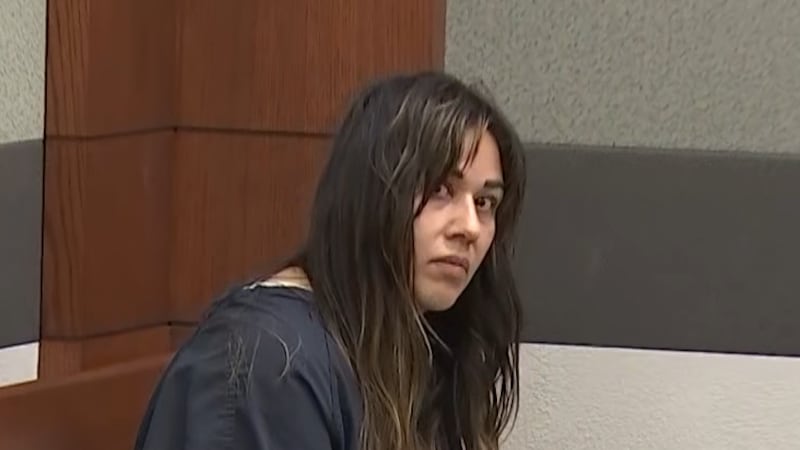 Comparece ante el tribunal la mujer acusada de disparar a un agente penitenciario del LVMPD...