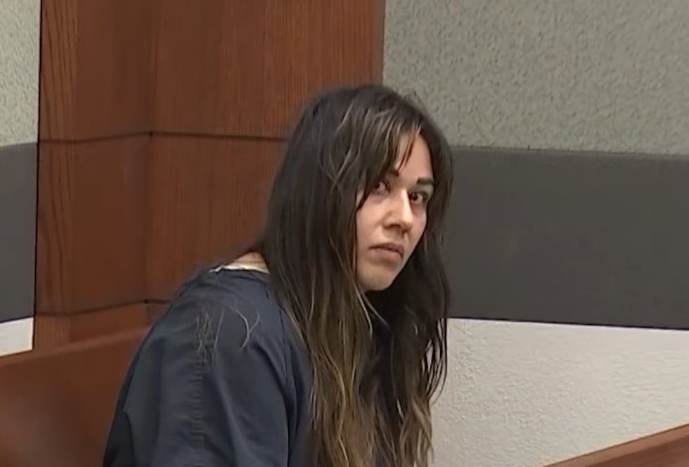 Comparece ante el tribunal la mujer acusada de disparar a un agente penitenciario del LVMPD...