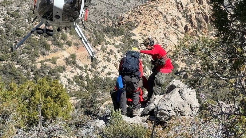 Equipos de búsqueda y rescate salvan a varios excursionistas en Red Rock Canyon durante el fin...
