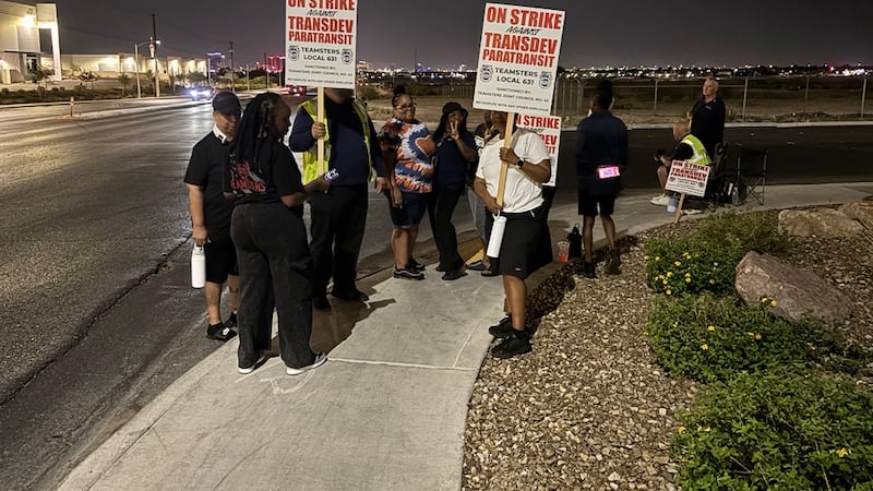 Los miembros del sindicato Teamsters Local 631 iniciaron este miércoles por la mañana la...