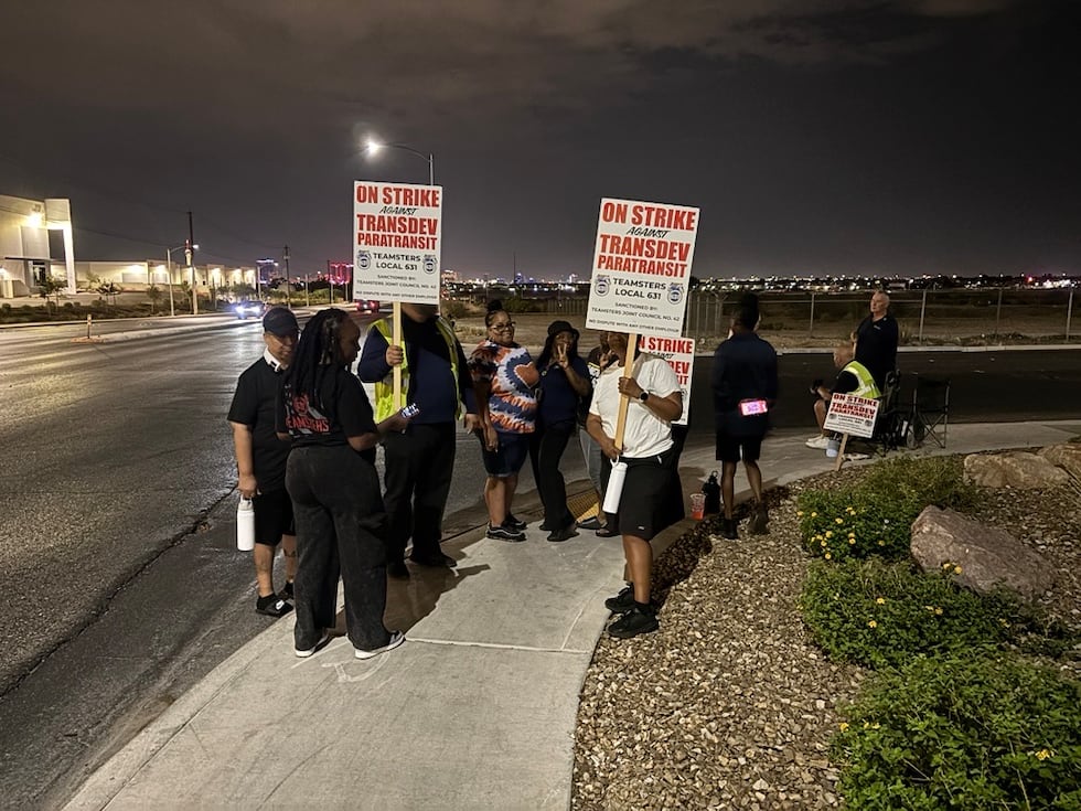 Los miembros del sindicato Teamsters Local 631 iniciaron este miércoles por la mañana la...