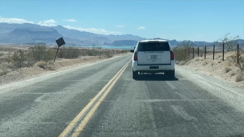 Los guardabosques del parque del Lago Mead trabajan para abordar el problema de las personas...