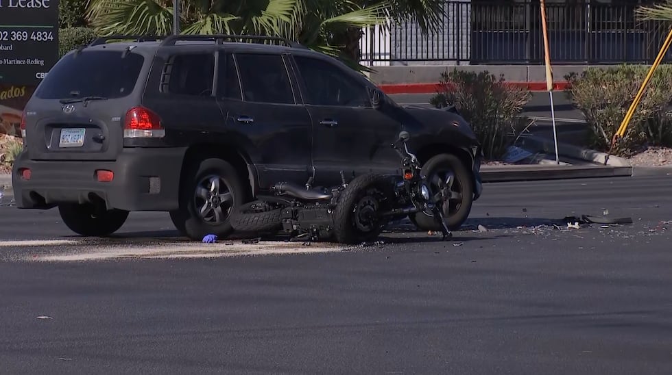 La policía de Las Vegas acude a un accidente en el que se vio involucrada una motocicleta en...