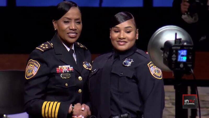 ¿Cómo las mujeres están haciendo historia como policías?