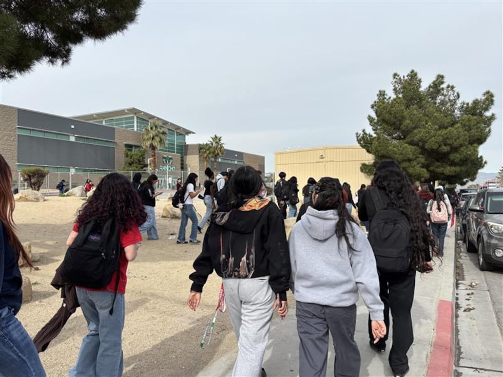 Estudiantes de la escuela secundaria Rancho fueron participando en una protesta contra ICE.