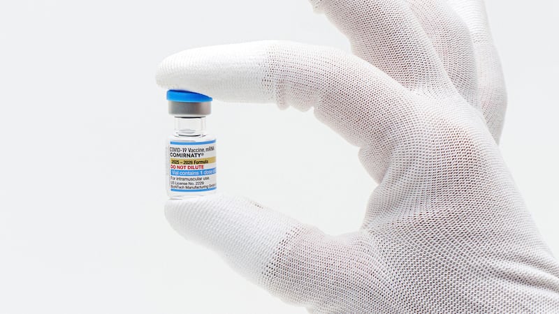 En esta imagen difundida por Pfizer en agosto de 2025 se muestra una ampolleta de la vacuna...