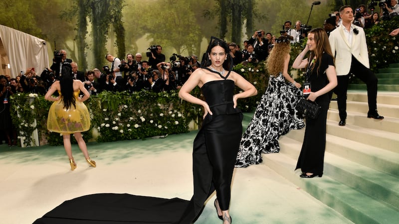 Rosalía llega a la gala benéfica del Instituto del Vestido del Museo Metropolitano de Arte...
