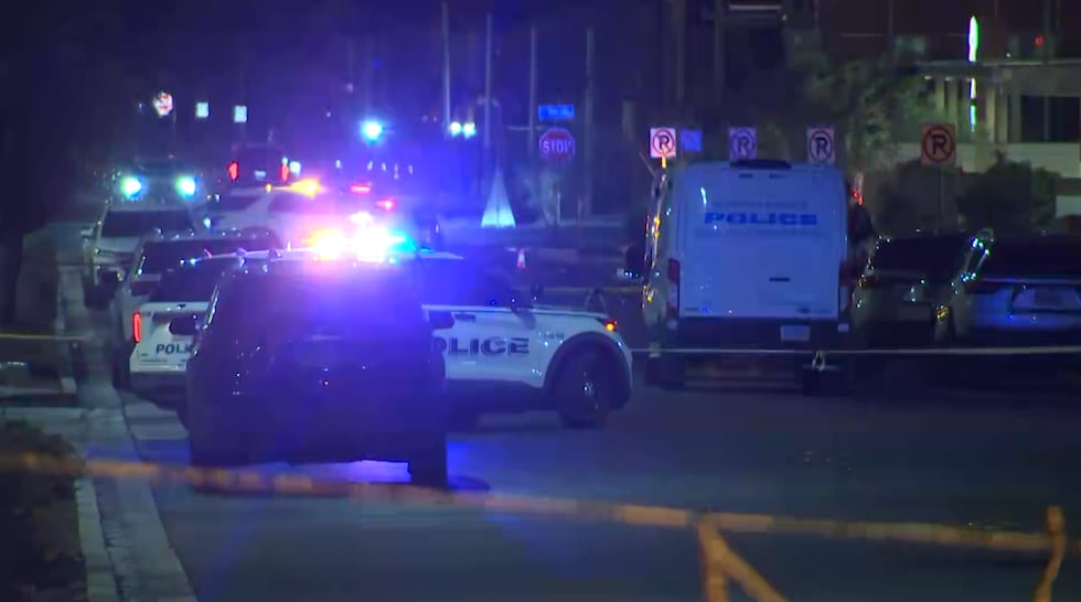 La policía dice que un hombre murió después de que los oficiales lo encontraron en el asiento...