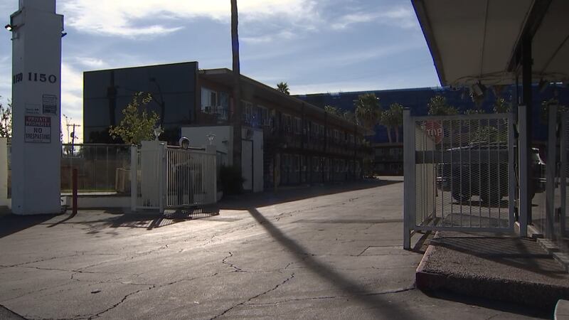 Aproximadamente 30 inquilinos de un complejo de viviendas de transición en el centro de Las...