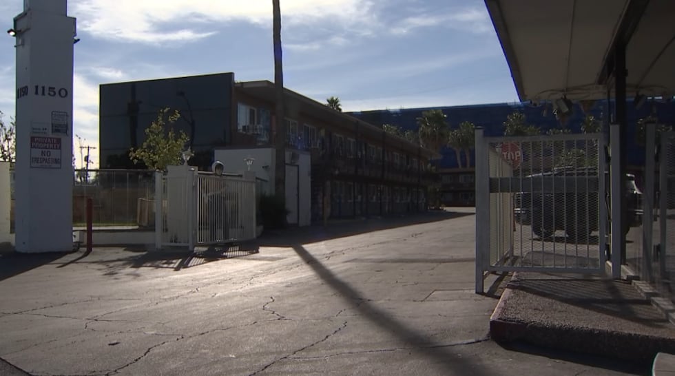 Aproximadamente 30 inquilinos de un complejo de viviendas de transición en el centro de Las...