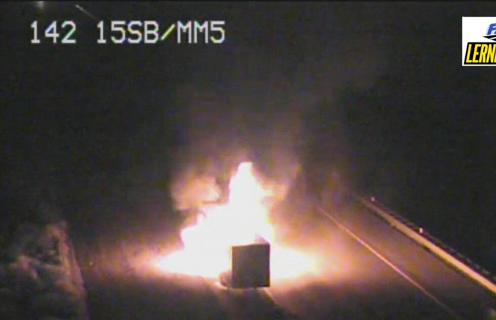 Los bomberos del Condado Clark están respondiendo a un incendio de un vehículo en la autopista...