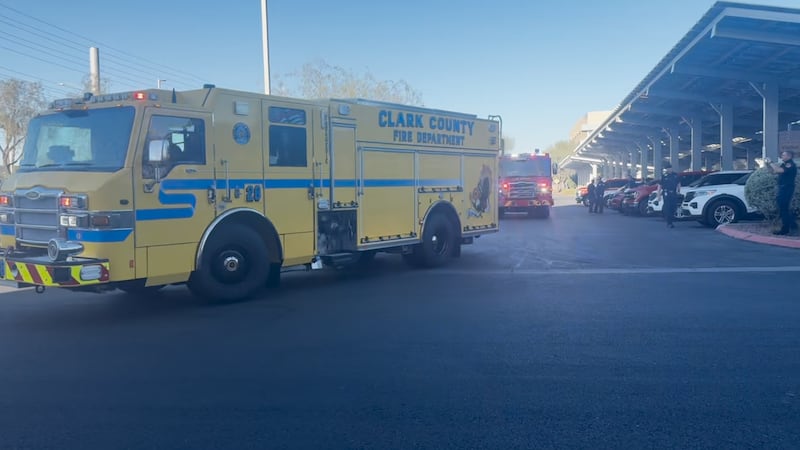 Equipos de bomberos del sur de Nevada se despliegan ante un incendio forestal en el condado de...