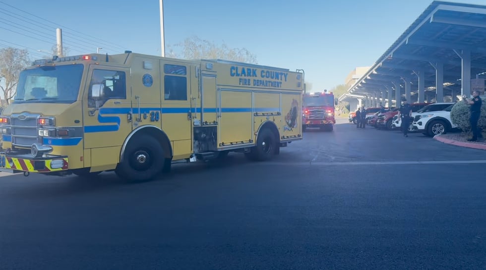 Equipos de bomberos del sur de Nevada se despliegan ante un incendio forestal en el condado de...