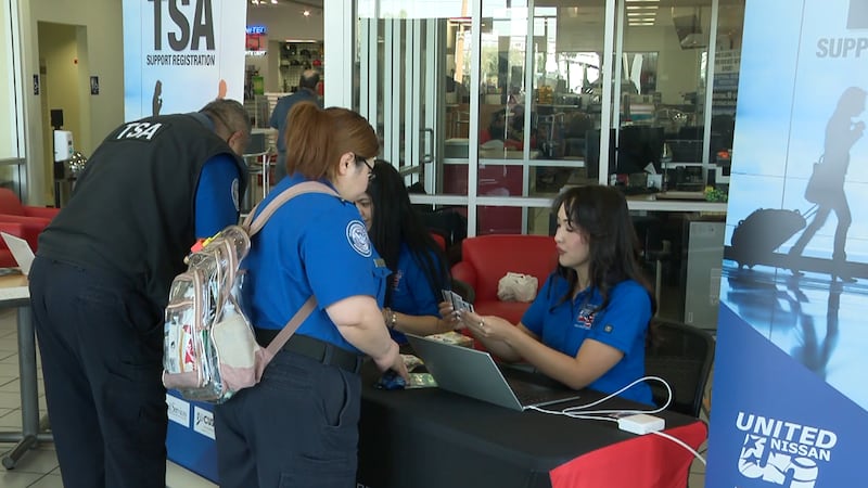 Los trabajadores de la TSA en el Aeropuerto Internacional Harry Reid enfrentan dificultades...