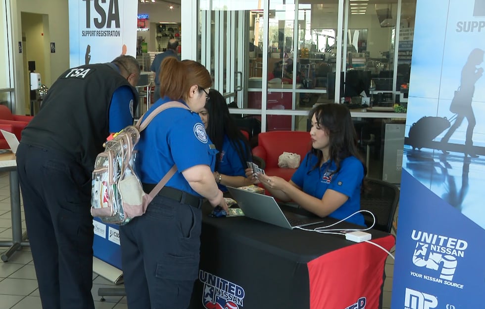 Los trabajadores de la TSA en el Aeropuerto Internacional Harry Reid enfrentan dificultades...