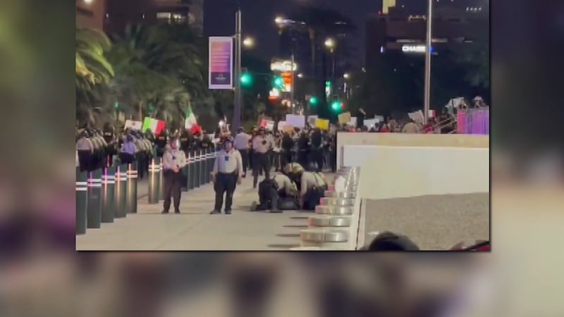Los manifestantes fueron arrestados durante una protesta en el centro de Las Vegas el 10 de...