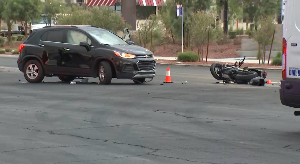 La policía de North Las Vegas investiga un choque entre una motocicleta y un vehículo SUV que...