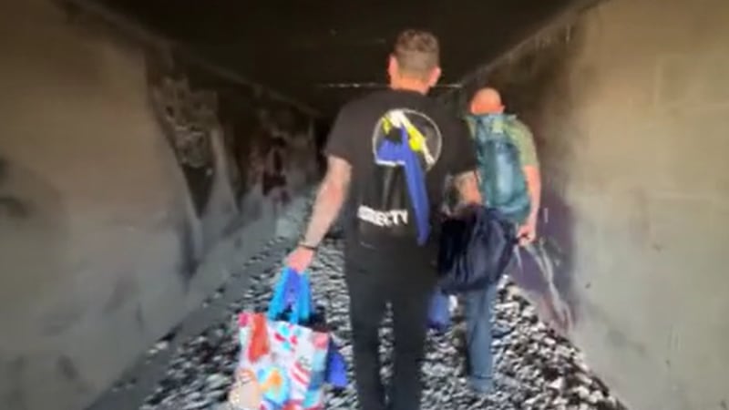 Activistas de la Fundación Shine A Light ingresan a un túnel de canal de drenaje pluvial...