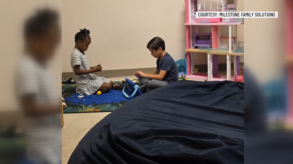 Un grupo de familias locales se apresura a buscar servicios de cuidado infantil después de que...