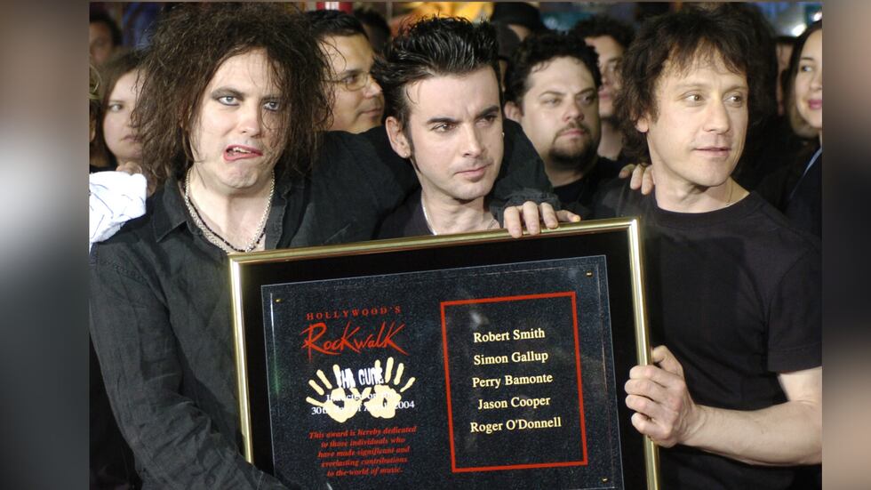 FOTO: ARCHIVO AP - Robert Smith, a la izquierda, Simon Gallup, en el centro, y Perry Bamonte,...