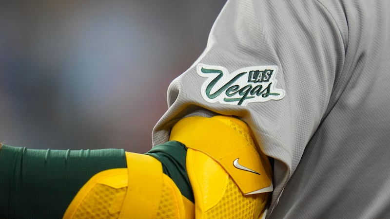 Se puede ver un parche de Las Vegas en la manga de Jacob Wilson, jugador de los Oakland...