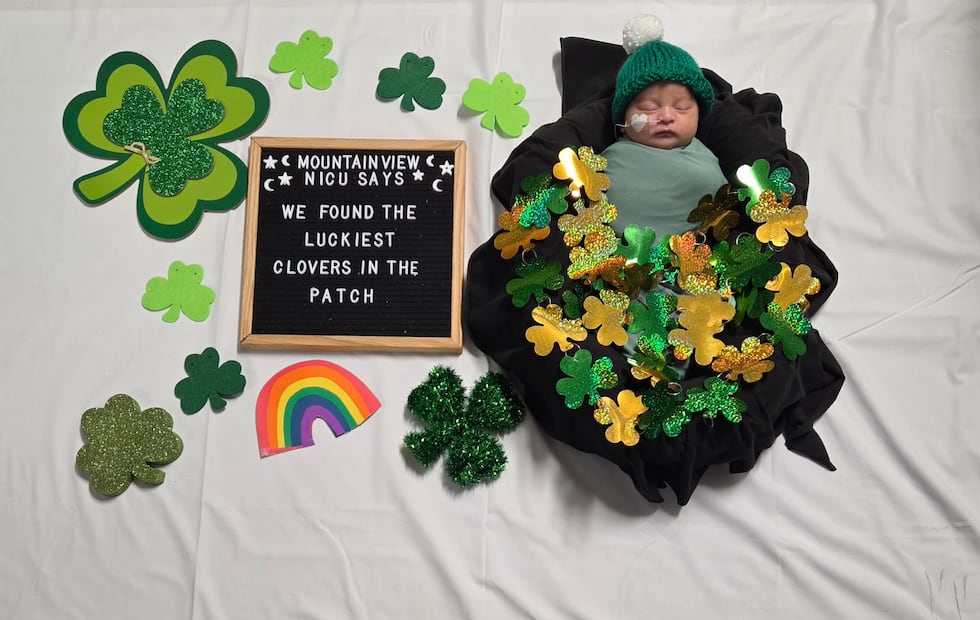 La Unidad de Cuidados Intensivos Neonatales del Hospital MountainView celebró el Día de San...