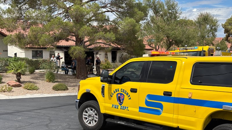 Equipos de emergencia acuden a un incendio en un garaje cerca de Harmon y Pecos el lunes 21 de...