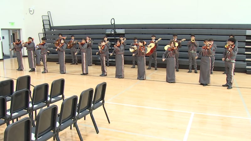 La escuela secundaria Ed Von Tobel celebra su nuevo campus con una ceremonia de corte de cinta.