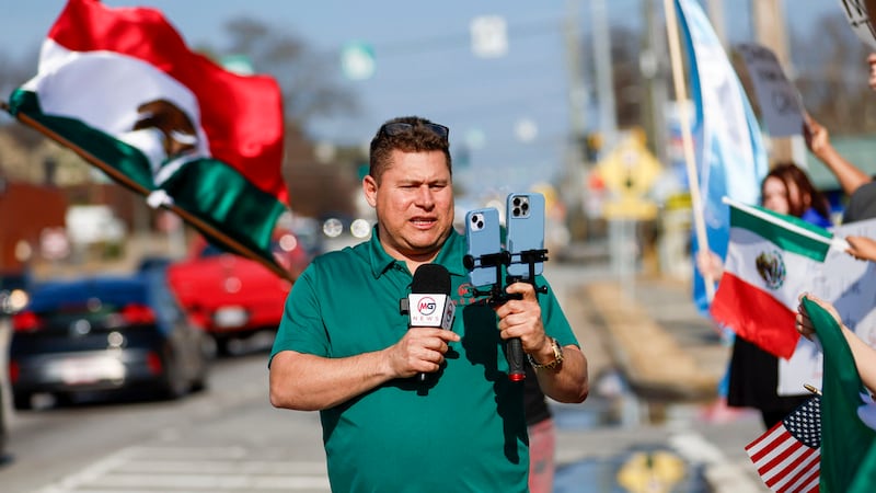 Mario Guevara, reportero de habla hispana del área metropolitana de Atlanta, cubre una...