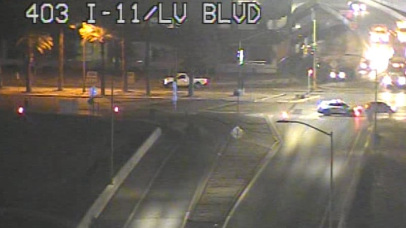 La actividad policial ha provocado el cierre de más carriles en Las Vegas Boulevard, cerca de...