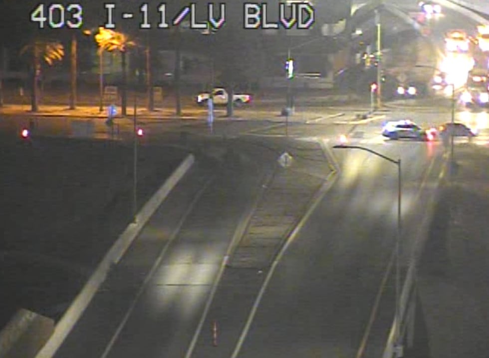 La actividad policial ha provocado el cierre de más carriles en Las Vegas Boulevard, cerca de...