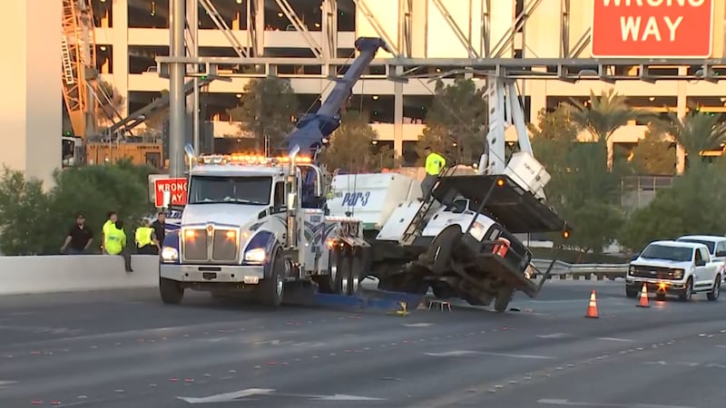 Un camión grúa chocó con un letrero elevado y volcó sobre su lado izquierdo, bloqueando el...