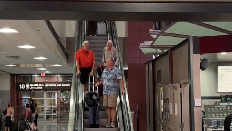 TSA workers struggle without pay as shutdown nears record length at Harry Reid Airport