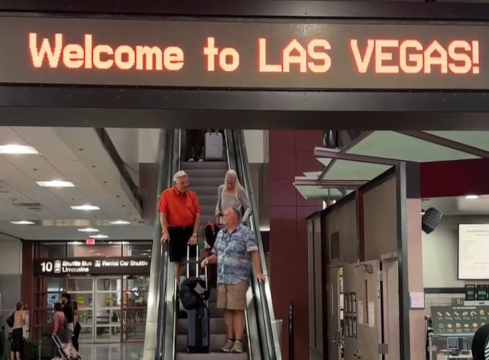 TSA workers struggle without pay as shutdown nears record length at Harry Reid Airport