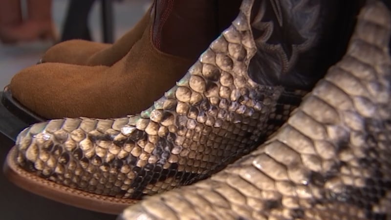 Fabricante de botas de Las Vegas mantiene viva la tradición de las botas vaqueras hechas a mano.