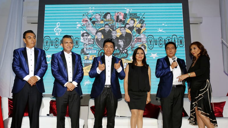 ARCHIVO - Miembros de la banda mexicana de cumbia Los Ángeles Azules escuchan una pregunta...