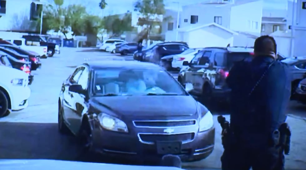 La cámara corporal muestra a un agente de policía de Henderson frente al sospechoso en el...