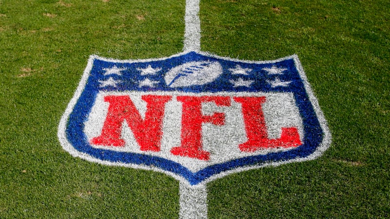 En esta foto de archivo del 4 de noviembre de 2018, se muestra el logo de la NFL en el campo...