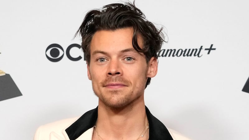 ARCHIVO - Harry Styles aparece en la sala de prensa de la 65.ª edición anual de los Premios...