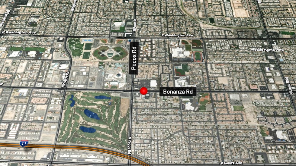 Agentes respondieron a reportes sobre una mujer inconsciente en la acera de un establecimiento...