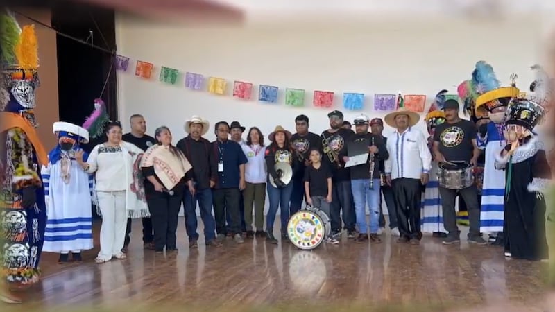 Grupo de Las Vegas celebra lenguas nativas para preservar herencia cultural.
